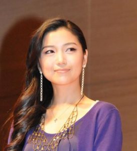 新妻聖子が整形でシワ消し 化粧も白浮きする 芸能人の気になる疑問を追跡 考察 エンタスタイル