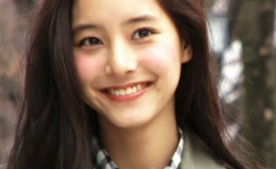 新木優子の歯茎が黒いのは差し歯