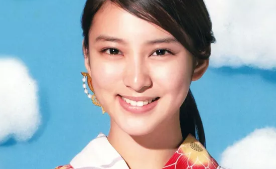 武井咲の顔が歪んでいる画像